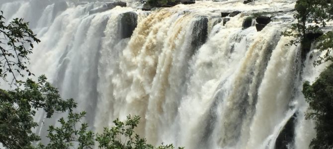Victoria Falls: Zimbabwe vs Zambia